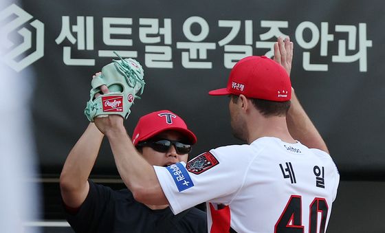 병살타로 위기 탈출하는 네일