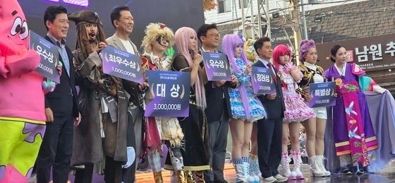 김장호 구미시장, 구미 푸드페스티벌 코스튬 콘테스트 수상자들과 함께