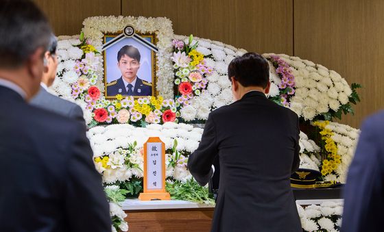 이재명 대통령, 부천 공장 화재 순직 소방대원 빈소 조문