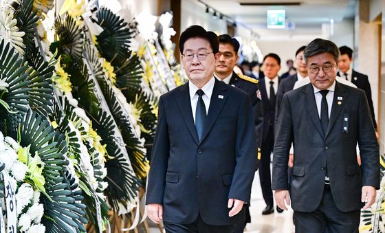 이재명 대통령, 부천 공장 화재 순직 소방대원 빈소 조문