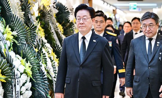 이재명 대통령, 부천 공장 화재 순직 소방대원 빈소 조문