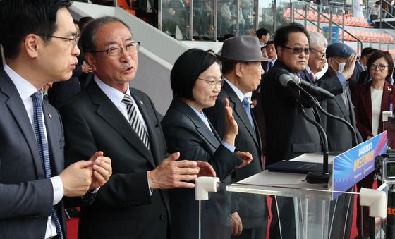 이북도민체육대회, 손 인사하는 한성숙 총리