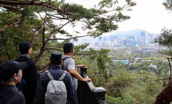 도심 내려다보이는 북악산 남서측 탐방로
