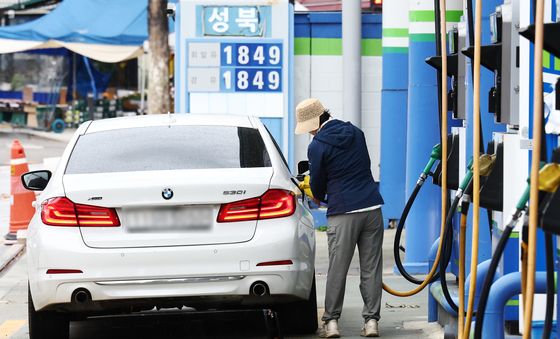 전국 주유소 기름값 소폭 하락…휘발유·경유 1800원대