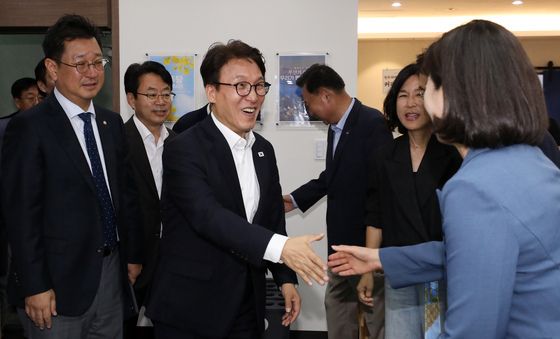 부산 기초단체장들과 악수하는 김민석
