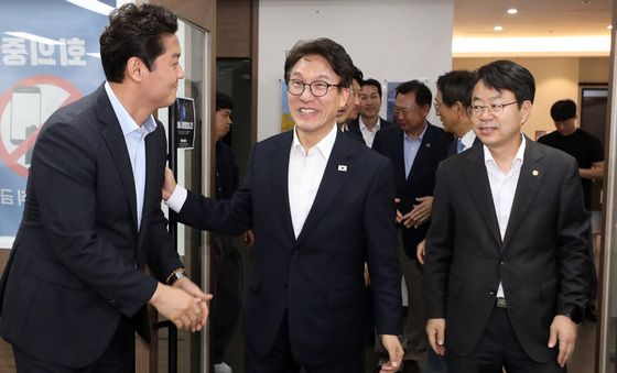 부산 기초단체장들과 인사하는 김민석 대표