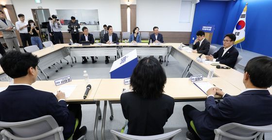 기초단체장들 앞에서 발언하는 김민석 대표