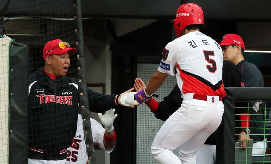 김도영과 하이파이브 하는 이범호 감독