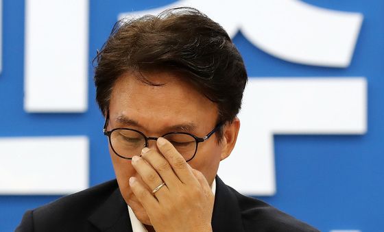 안경 고쳐쓰는 김민석 대표
