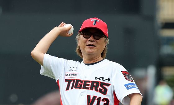 승리기원 시구하는 김의성