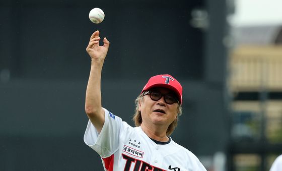승리기원 시구하는 김의성
