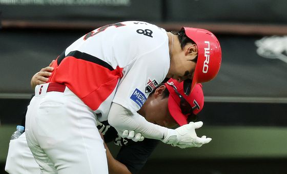 우강훈 사구 맞고 고통스러워하는 김도영