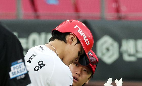 우강훈 사구 맞고 고통스러워하는 김도영