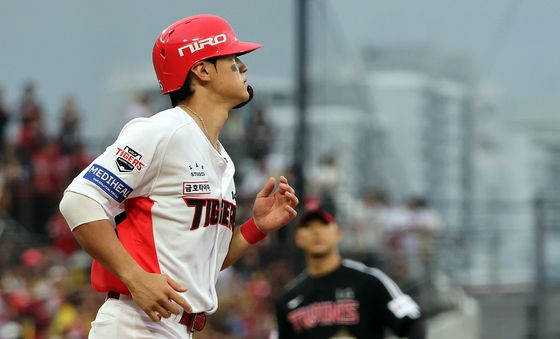 우강훈 사구 맞고 1루로 향하는 김도영