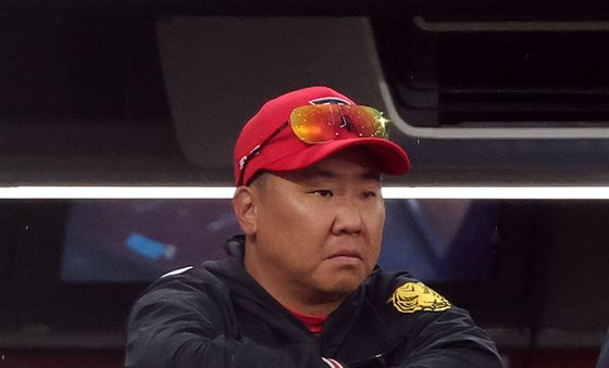 경기 지켜보는 이범호 감독