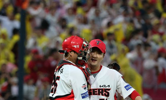 '데일리 MVP' 전상현, 마무리 짓고 미소
