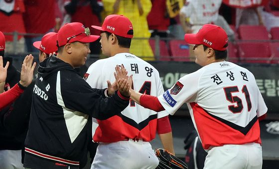 이범호 감독, 전상현 데일리 MVP 축하해!