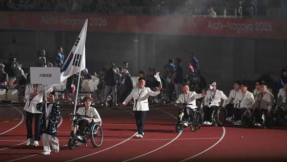 태극기 휘날리며 입장하는 대한민국 선수단
