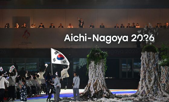 태극기를 휘날리며 입장하는 패러게임 선수단