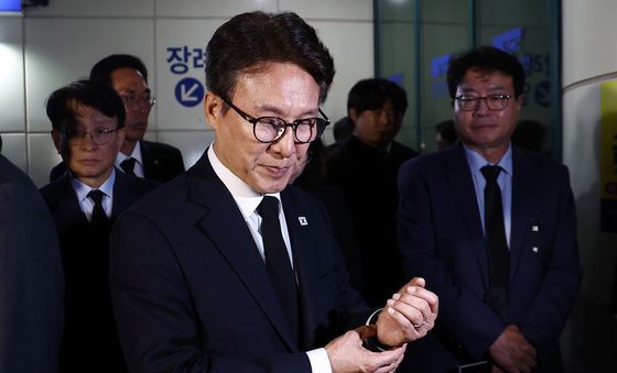 굳은 표정으로 장례식장 나오는 김민석 민주당 대표