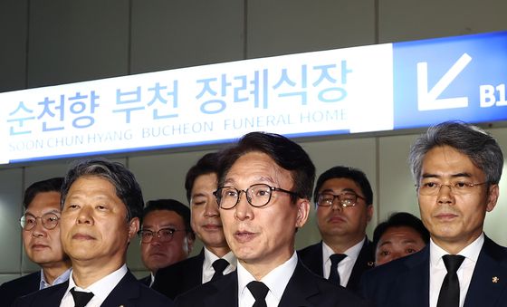 김민석 대표, 부천 도장공장 화재 순직 소방관 빈소 조문