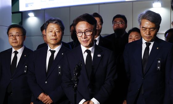 굳은 표정으로 장례식장 나오는 김민석 민주당 대표