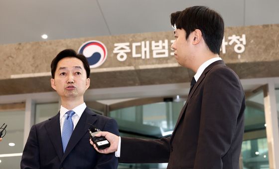 취재진 질문에 답변하는 김지용 중수청장