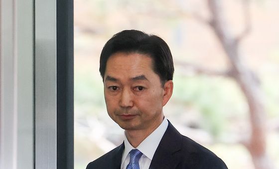 출근하는 김지용 초대 중대범죄수사청장