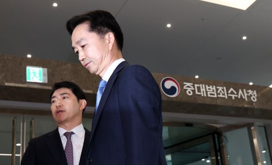 출근하는 김지용 초대 중수청장