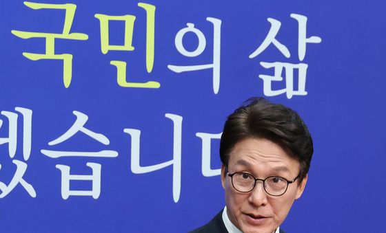 최고위원회의 참석하는 김민석
