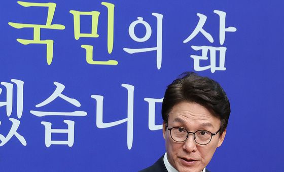 최고위원회의 참석하는 김민석