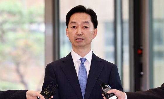 취임 후 첫 도어스테핑하는 김지용 공수청장
