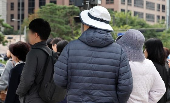 쌀쌀한 출근길, 움크린 시민들