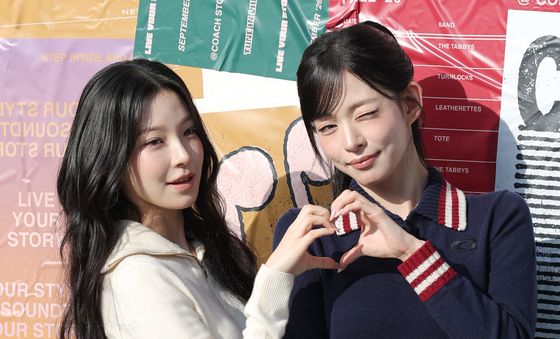 백지헌·이채영, 하트 인사