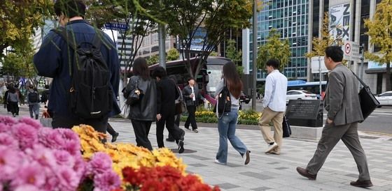 쌀쌀한 출근길 주머니에 손