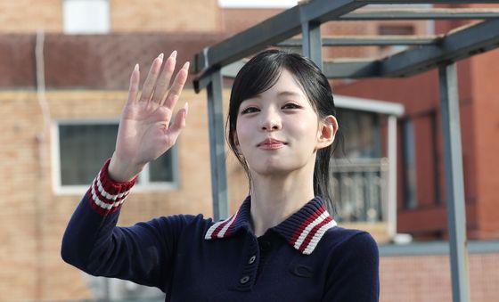 이채영, 예쁜 손 인사