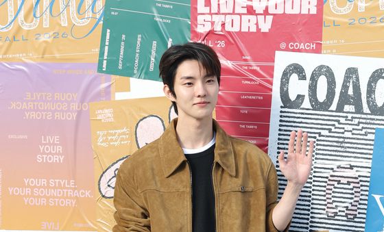 더보이즈 큐, 빛나는 손 인사