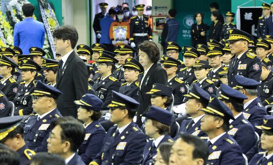 고 김진석 소방위 영결식 참석하는 추미애 경기도지사