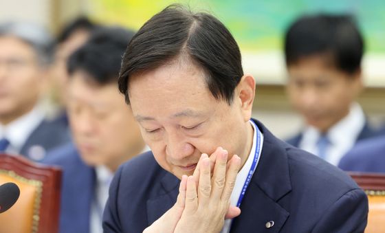 [국감] 생각에 잠긴 이찬진 금감원장
