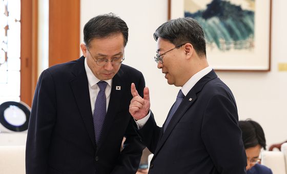 대화하는 이형일 부총리·하준경 정책실장