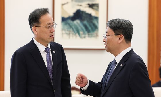 대화하는 이형일 부총리·하준경 정책실장