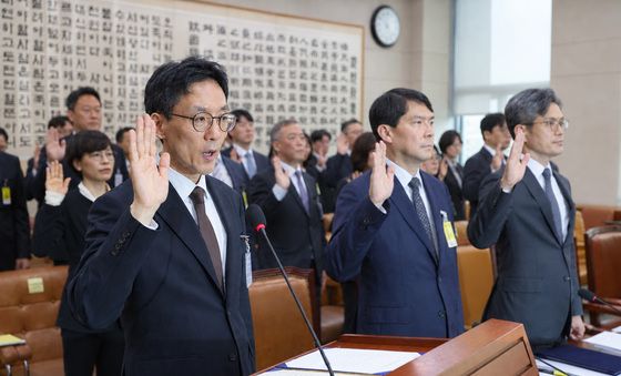 [국감] 증인 선서하는 정용환 직무대리