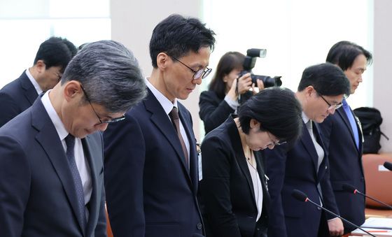 [국감] 고 김진석 소방위 추모하는 정용환 직무대리