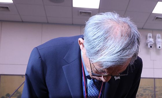 [국감] 고개 숙여 사과하는 유홍준 국립중앙박물관장
