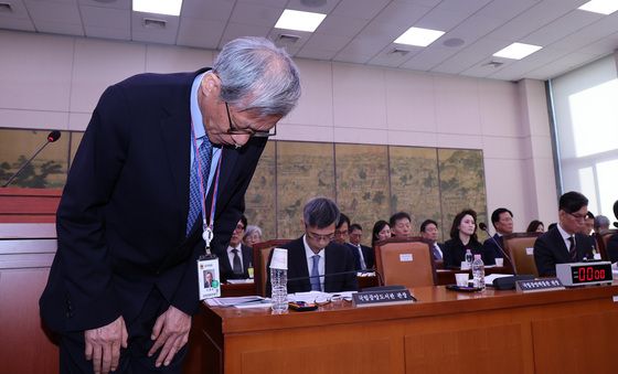 [국감] 고개 숙여 사과하는 유홍준 국립중앙박물관장