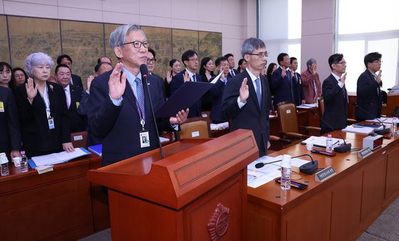 [국감] 증인 선서하는 유홍준 국립중앙박물관장