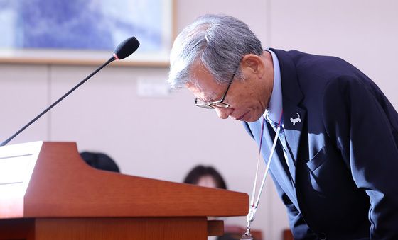 [국감] 업무보고 전 고개 숙인 유홍준 관장