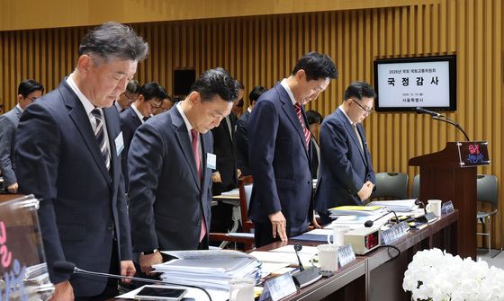 [국감] 순직 소방관 추모 묵념하는 오세훈 서울시장