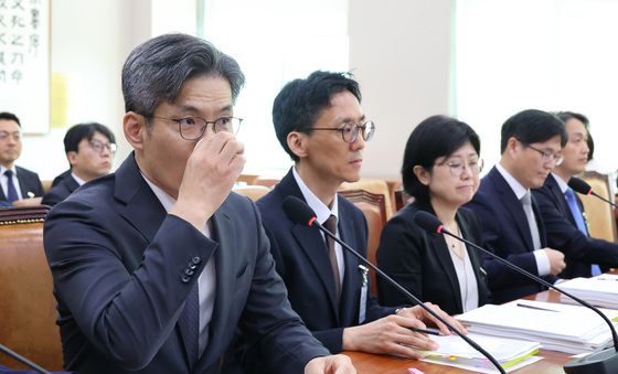 [국감] 목 축이는 박철우 서울중앙지방공소청장