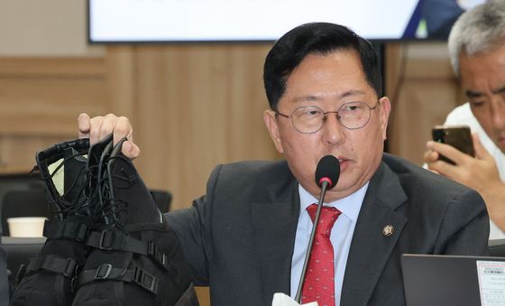 [국감] 지뢰 보호장비 질의하는 유용원 의원